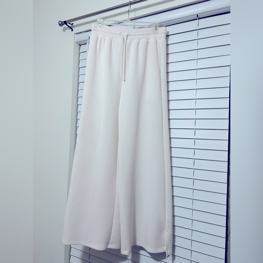 Women’s All in Motion off white wide leg pants in small